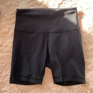 EUC Lululemon Wunder Train 6” Short, Black, Size 6
